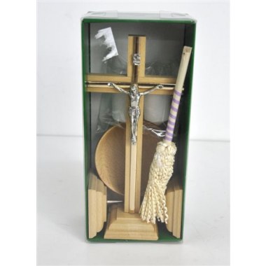 Dewocjonalia kpl.kolędowy drewniany 7elementów: krzyż,kropidło,2 świeczniki,2 świeczki,miska w pud.