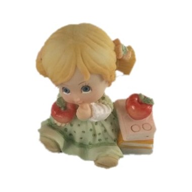 Dekoracja poliston figurka 8x6cm dziewczynka z jabłkiem w folii bąbelkowek