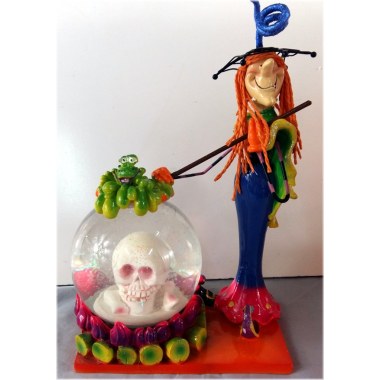 Dekoracja ceramiczna 25x15cm 'Halloween'czarownica ze szklaną kulą z czaszką na podstawce w wor.
